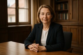 Europäischer Sachverständiger vor Zeitachse der deutschen Immobilienpreisentwicklung
