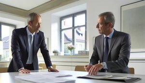 Sachverständiger und Auftraggeber im vertrauensvollen Fachgespräch über Immobilienbewertung