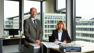 Europäischer Sachverständiger analysiert Forschungsergebnisse zur KI-gestützten Qualitätssicherung an einem Schreibtisch mit Fachliteratur und Diagrammen