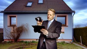 Sachverständiger dokumentiert den Zustand einer geerbten Immobilie