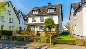 Deutsches Zweifamilienhaus mit gepflegtem Garten und Dachgeschoss