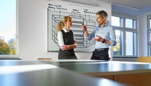 Europäische Fachleute im Gespräch über KI-Architekturdiagramme in einem deutschen Büro