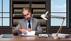 Europäischer Sachverständiger prüft Bewertungsunterlagen an einem ordentlichen Schreibtisch